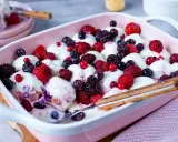 Ein cremiges Windbeutel-Himbeer-Dessert, üppig belegt mit frischen Beeren. Ein Traum für jeden Gaumen!