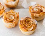 Goldbraune Apfelrosen, perfekt zum Vortag backen, mit Puderzucker bestäubt.