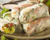 Frische Sommerrollen, gefüllt mit knackigem Gemüse und Kräutern, sind ein köstliches Beispiel für vietnamesische Rezepte.