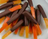 Schokoladenüberzogene Orangenzesten, die man leicht selber machen kann. Ein süßer Genuss!