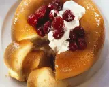 Ein Savarin-Rezept, das zu einem köstlichen Dessert mit Sahne und Beeren führt.