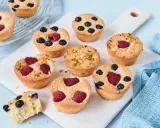 Kleine, goldbraune Financiers mit Himbeeren, Blaubeeren und Pistazien. Ein köstliches Financier Rezept zum Nachbacken.