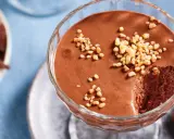 Schokoladenmousse im Glas, garniert mit Nüssen. Ein köstliches Mousse au Chocolat Rezept, das zum Genießen einlädt.
