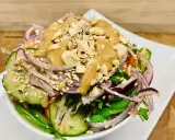 Frischer Salat mit Gurke, roten Zwiebeln, Erdnüssen und einer cremigen Erdnuss-Dressing. Ein köstlicher ingwer salat.