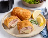 Perfektes Cordon Bleu aus dem Airfryer, goldbraun und mit schmelzendem Käse. Dazu Zitronenspalten und ein frischer Salat.