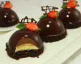 Schokoladen-Mousse-Törtchen mit Erdbeere und Minze, inspiriert von Silikomart Rezepten.