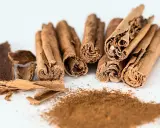 Zimtstangen und Zimtpulver auf weißem Hintergrund. Zimt gesund und aromatisch.