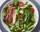 Ein frischer Thai-Rindfleischsalat mit zarten Rindfleischstreifen, knackigem Gemüse und Kräutern.