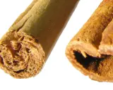 Zwei Zimtstangen im Detail. Die Frage "wieviel Zimt am Tag" beschäftigt viele, doch diese Aufnahme zeigt nur die reine Form des Gewürzes.