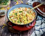 Herzhafte Nudelpfanne mit Würstchen, Erbsen und Hähnchen in cremiger Soße – tolle Suppen Ideen für kalte Tage.