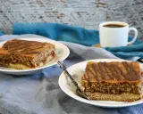Zwei Stücke Blechkuchen mit Schokoladenglasur auf Tellern, perfekt, wenn man den Blechkuchen 3 Tage vorher backen möchte. Dazu eine Tasse Kaffee.