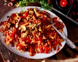 Herzhaftes Gericht mit Penne, Kichererbsen und Tomaten. Ein leckeres Beispiel für Maronen Rezepte herzhaft, perfekt für kalte Tage.