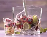 Erfrischendes Getränk mit Beeren, Limetten und Eiswürfeln. Perfekt für sommerliche Limetten Rezepte.