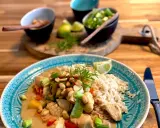 Herzhaftes Curry mit Hähnchen, Reis und Erdnüssen. Perfekt für schnelle rezepte mit fertiger mandelcreme.