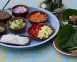 Zutaten für Miang Kham: Kokosraspeln, Schalotten, Limetten, Ingwer, Chili, getrocknete Garnelen und eine Erdnusssauce.