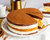 Schokoladenkuchen mit Sahne und Fruchtfüllung, ein köstlicher Kuchen, der 3 Tage durchziehen muss, bestäubt mit Kakao.