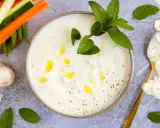 Cremiger Joghurt-Dip mit Minze und Knoblauch, perfekt für ein leichtes minzjoghurt rezept. Dazu Gemüsesticks.