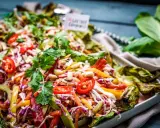Bunter Thai Salat mit viel Gemüse, Koriander und Erdnüssen. Ein frischer Genuss!