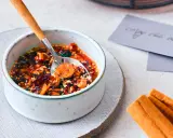 Würziges Chiliöl mit Nüssen und Sesam, perfekt für die vielseitige crispy chili oil verwendung.