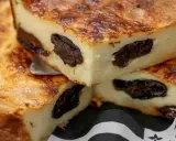 Saftiger Far Breton mit saftigen Pflaumen, goldbraun gebacken. Ein Stück bretonischer Genuss.