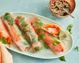 Frische Sommerrollen mit knackigem Gemüse und Garnelen, perfekt für ein leichtes Sommerrollen Rezept original. Dazu eine Dip-Schale mit Sesam.