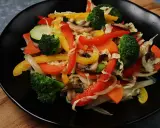 Buntes Gemüse mit Paprika, Brokkoli, Karotten und Pilzen, eine köstliche asiatische Gemüsepfanne.