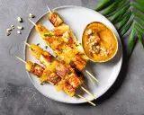 Gegrillte Tofuspieße mit Erdnusssauce, ein köstliches Gericht, das von asiatischen Rezepten inspiriert ist.