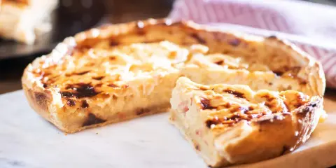 Herzhafte quiche ohne boden, mit einer goldbraunen Kruste und einer cremigen Füllung, die Lust auf mehr macht.