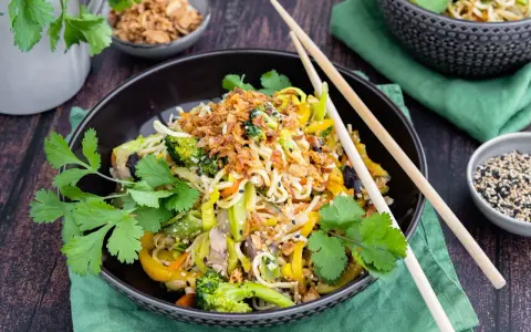 Leckere asiatische Rezepte vegetarisch: Nudeln mit Brokkoli, Paprika, Lauch und knusprigen Zwiebeln.