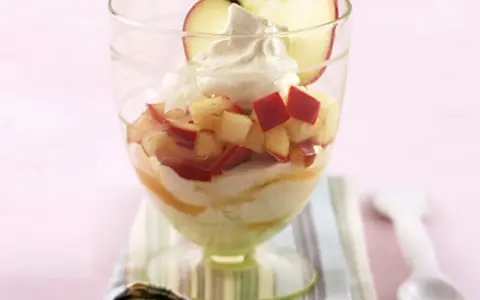 Cremiges Dessert im Glas mit Apfelstücken und Mascarpone. Ein köstliches Beispiel für rezepte mit mascarpone salzig, das süß und herzhaft kombiniert.