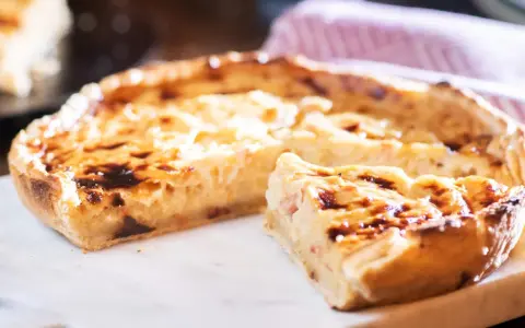 Herzhafte quiche ohne boden, mit einer goldbraunen Kruste und einer cremigen Füllung, die Lust auf mehr macht.