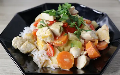 Hähnchencurry mit Reis und Gemüse, eine histaminarme Mahlzeit.