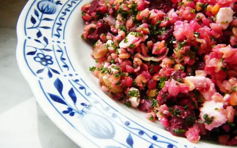 Bunter rote Bete Salat mit Linsen und Feta, garniert mit frischer Petersilie, serviert auf einem Teller mit blauem Blumenmuster.