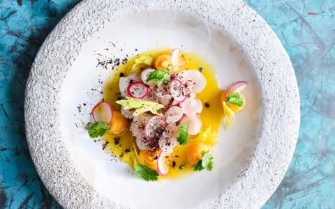 Exotisches Gericht mit Garnelen, Radieschen und Passionsfrucht-Dressing. Perfekt für leichte, sommerliche passionsfrucht rezepte.