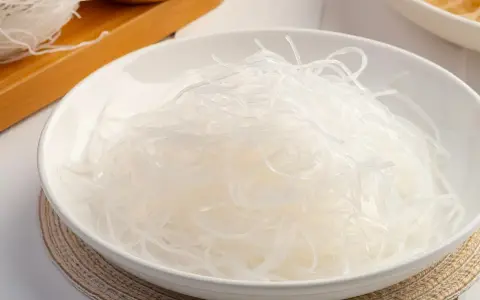 Eine Schüssel mit transparenten Glasnudeln, die oft als gesunde Alternative zu Weizennudeln gelten.