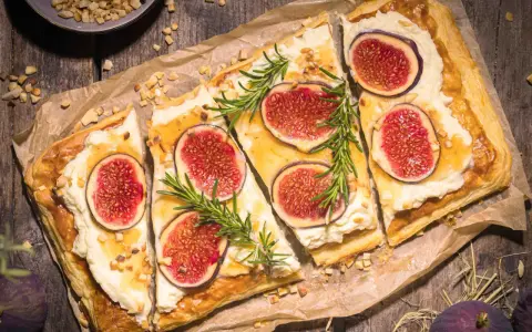 Eine köstliche Feigen-Tarte mit cremigem Käse, Honig, Nüssen und Rosmarin auf knusprigem Blätterteig.