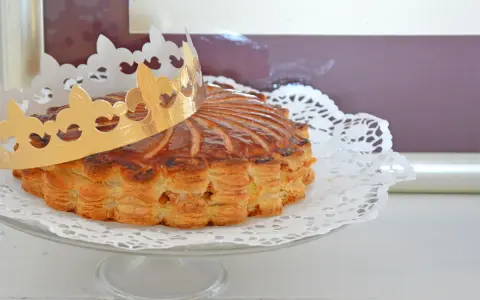 Goldene Krone auf einer köstlichen Galette des Rois, bereit zum Teilen.