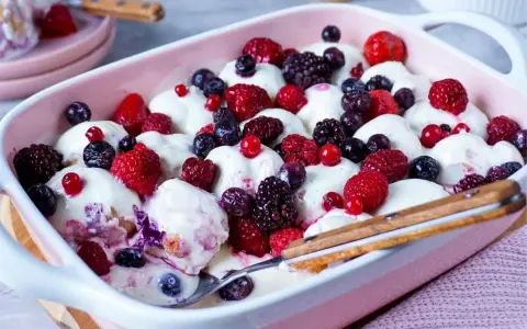 Ein cremiges Windbeutel-Himbeer-Dessert, üppig belegt mit frischen Beeren. Ein Traum für jeden Gaumen!