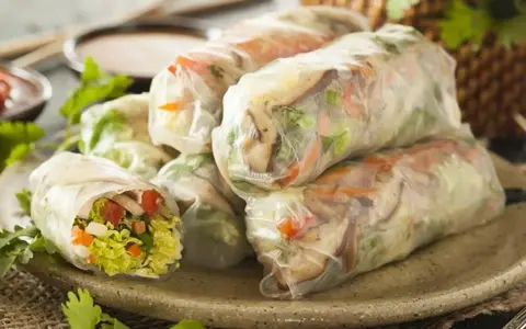 Frische Sommerrollen, gefüllt mit knackigem Gemüse und Kräutern, sind ein köstliches Beispiel für vietnamesische Rezepte.