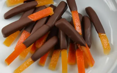 Schokoladenüberzogene Orangenzesten, die man leicht selber machen kann. Ein süßer Genuss!