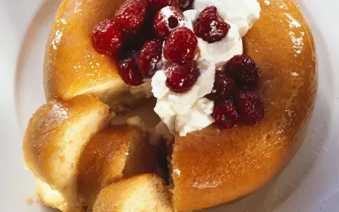 Ein Savarin-Rezept, das zu einem köstlichen Dessert mit Sahne und Beeren führt.