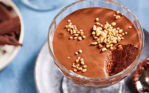 Schokoladenmousse im Glas, garniert mit Nüssen. Ein köstliches Mousse au Chocolat Rezept, das zum Genießen einlädt.