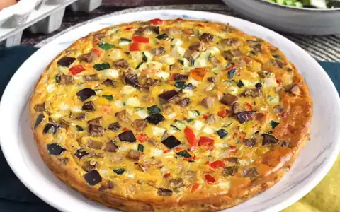 Herzhafter Flan mit Gemüse, ein köstliches flan rezept, das mit Auberginen, Zucchini und Paprika zubereitet wird.