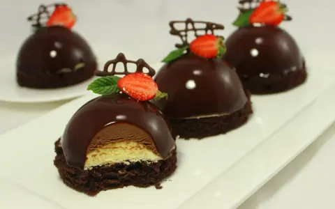 Schokoladen-Mousse-Törtchen mit Erdbeere und Minze, inspiriert von Silikomart Rezepten.