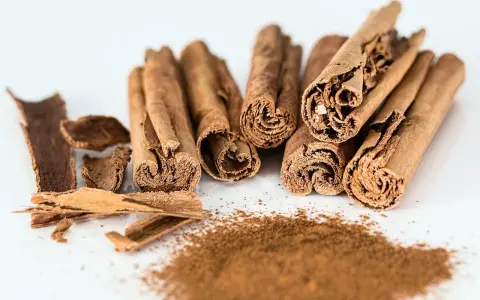 Zimtstangen und Zimtpulver auf weißem Hintergrund. Zimt gesund und aromatisch.