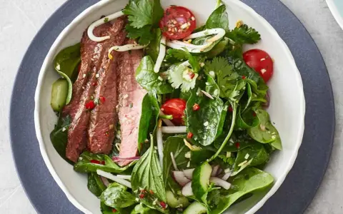 Ein frischer Thai-Rindfleischsalat mit zarten Rindfleischstreifen, knackigem Gemüse und Kräutern.
