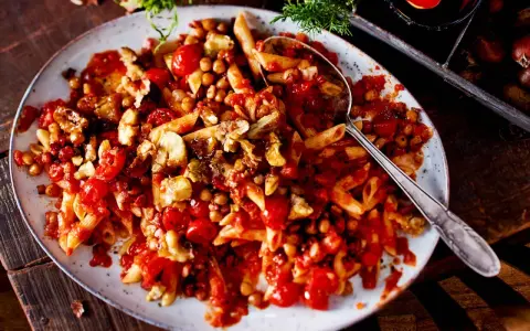Herzhaftes Gericht mit Penne, Kichererbsen und Tomaten. Ein leckeres Beispiel für Maronen Rezepte herzhaft, perfekt für kalte Tage.