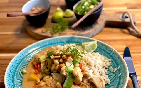 Herzhaftes Curry mit Hähnchen, Reis und Erdnüssen. Perfekt für schnelle rezepte mit fertiger mandelcreme.