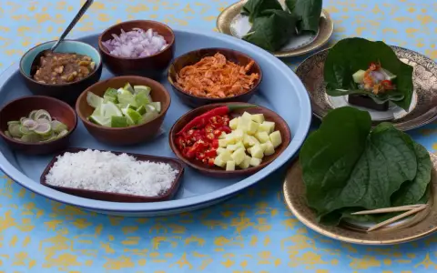 Zutaten für Miang Kham: Kokosraspeln, Schalotten, Limetten, Ingwer, Chili, getrocknete Garnelen und eine Erdnusssauce.