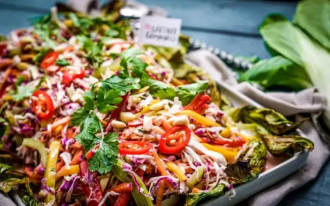 Bunter Thai Salat mit viel Gemüse, Koriander und Erdnüssen. Ein frischer Genuss!
